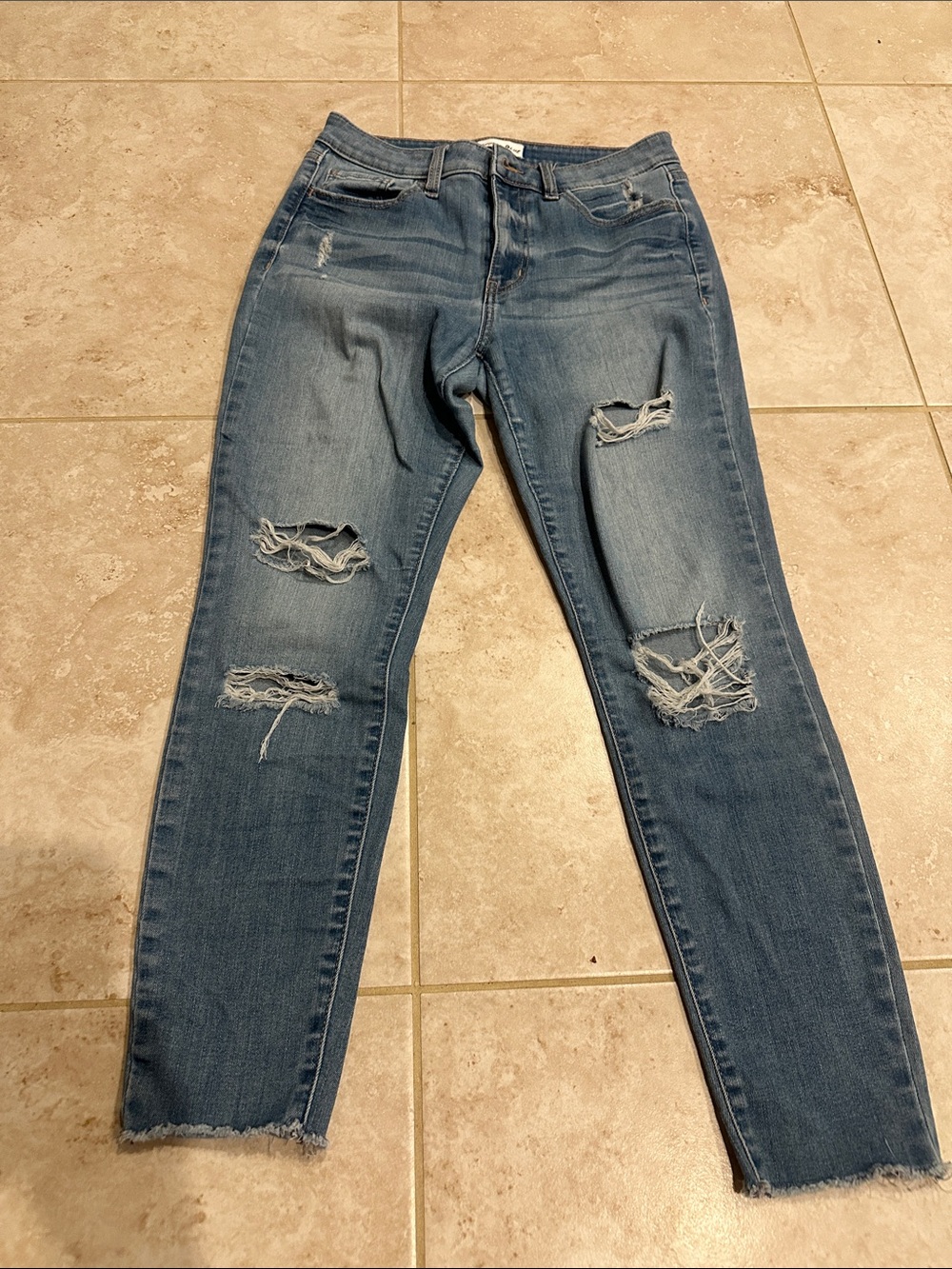 Women's Distressed Skinny Jeans in Medium Blue
